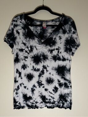 No Boundaries Tie‑Dye V‑Neck Top Juniors XL